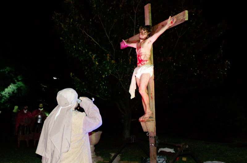 Resultado de imagen para Estaba el pueblo mirando; los magistrados hacían muecas diciendo: «Ha salvado a otros