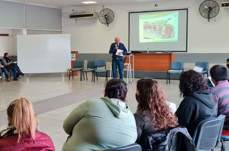 El Dr. José Bucca brindó una charla para estudiantes de la Tecnicatura en Enfermería