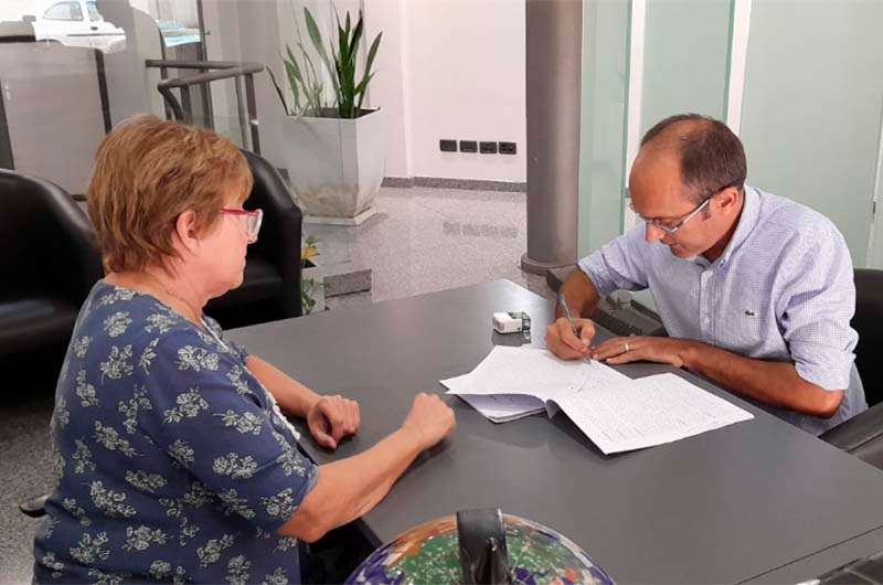 Pisano firmó el contrato para la 3º Casa del Estudiante de Bolívar en La Plata