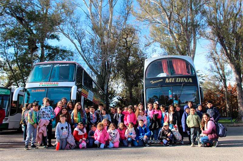 Estudiantes de escuelas rurales conocieron La Plata en un viaje recreativo