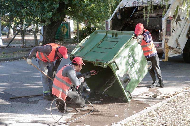 Avanza la limpieza de contenedores de residuos en la ciudad