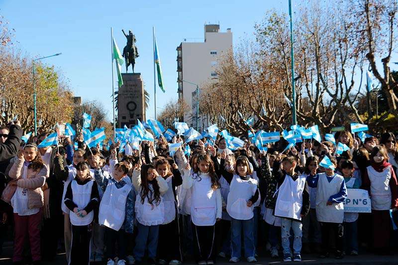 Más de 500 estudiantes prometieron lealtad a la Bandera Argentina
